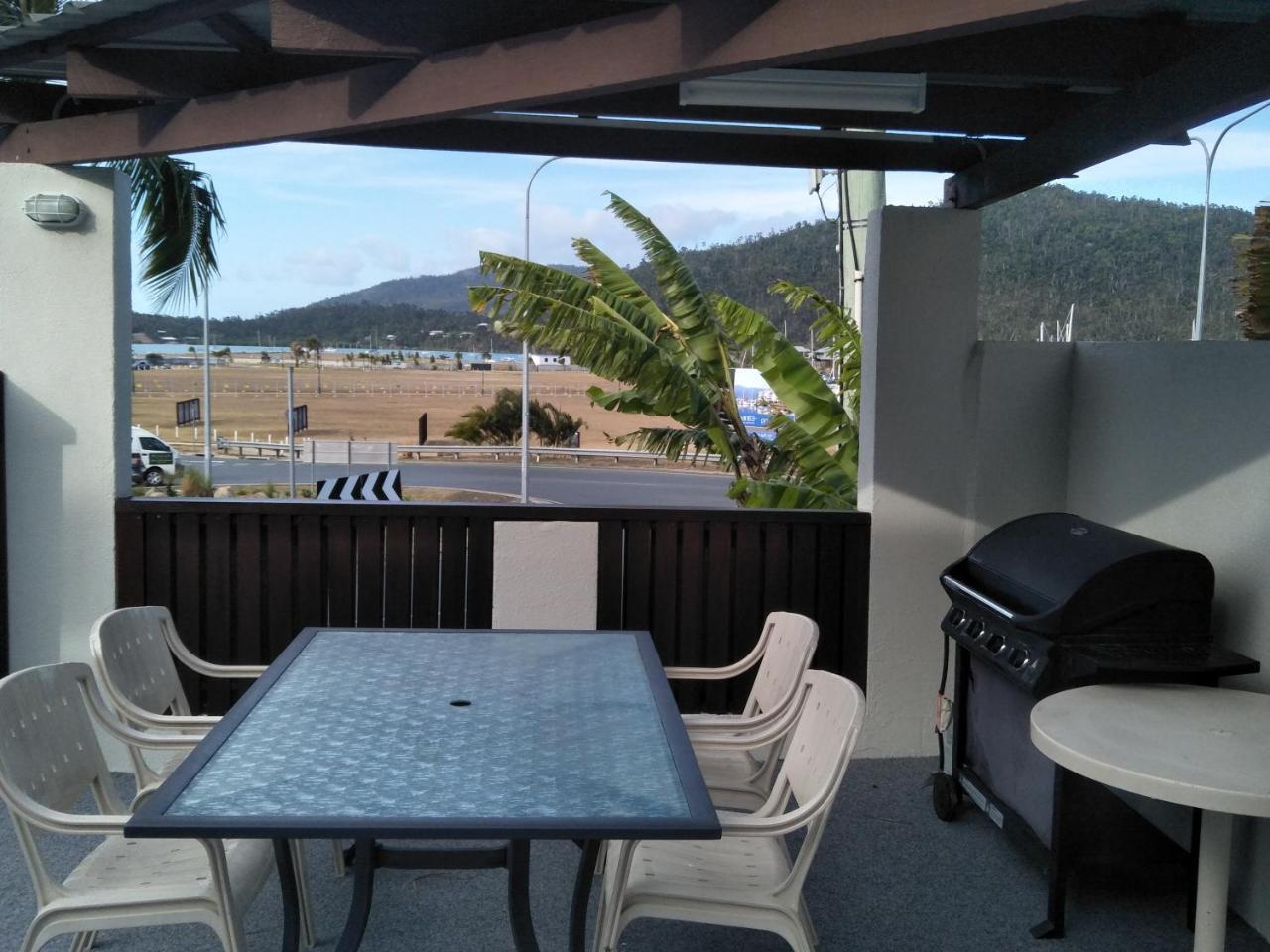 איירלי ביץ' Airlie Seaview Apartments מראה חיצוני תמונה