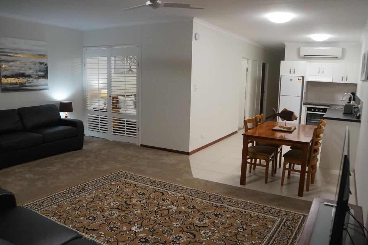 איירלי ביץ' Airlie Seaview Apartments מראה חיצוני תמונה